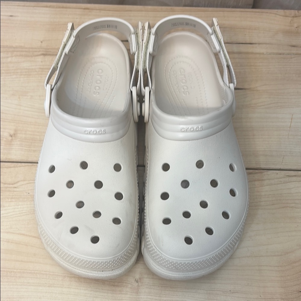 Unisex CROCS White Sandals with Signature Perforated Design size 10 men 12 woman